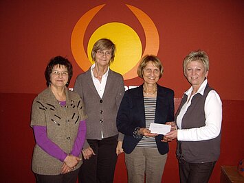 Spendenübergabe mit Anita Fischer, Margit Adamski, Ingrid Dettenhofer und Elfriede Mehringer (v. links)