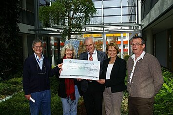 Scheckübergabe an Verein Zweites Leben e.V. Scheckübergabe am Finanzamt Regensburg